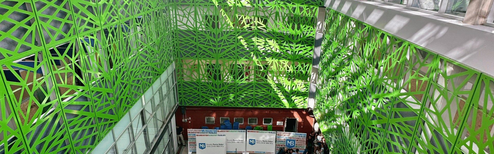 Patio Interior Renovado: Fusión de Luz y Geometría en la Escuela Buber